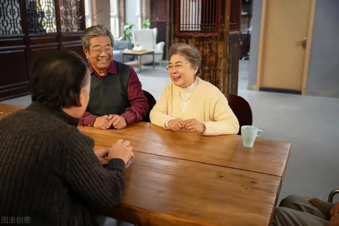 婆婆哭诉：因为我炫耀了2件事，儿子停发生活费，儿媳不让我登门