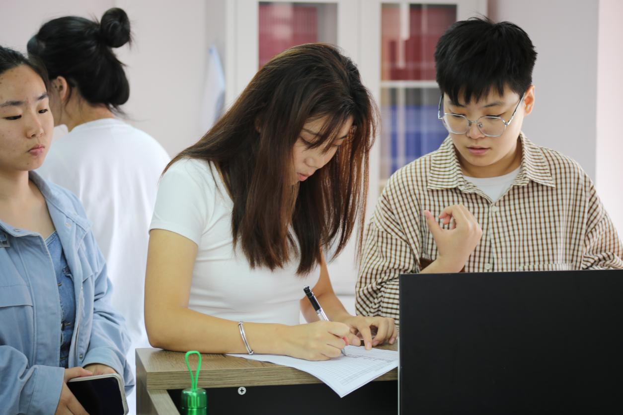 盛京天海：一个找工作，一个专升本，两个同学三年后差距有多大